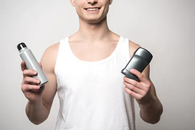 Antyperspirant czy dezodorant – czym się różnią i który kosmetyk wybrać?