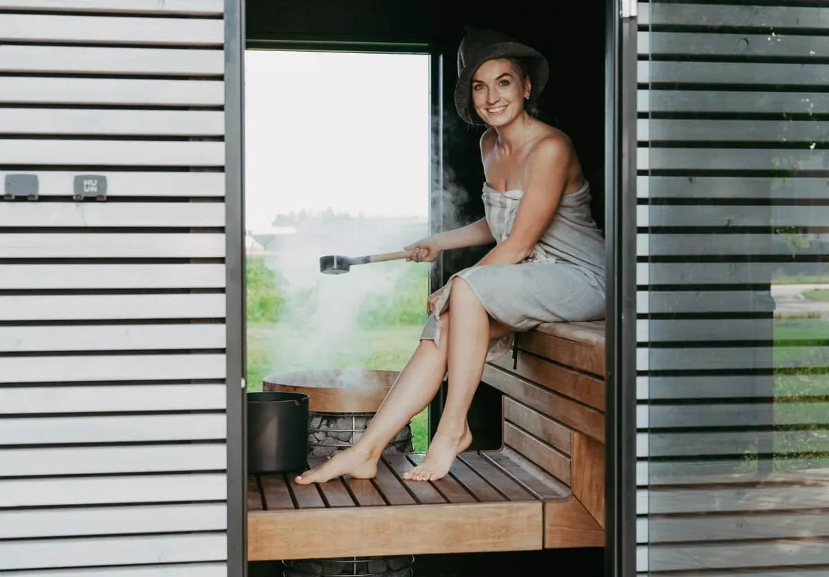 Sauna ogrodowa drewniana – jak dobrać konstrukcję do działki i sposobu użytkowania?
